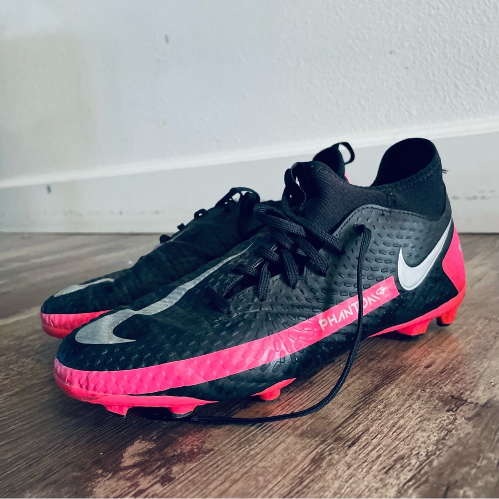 Nike youth soccer shoe